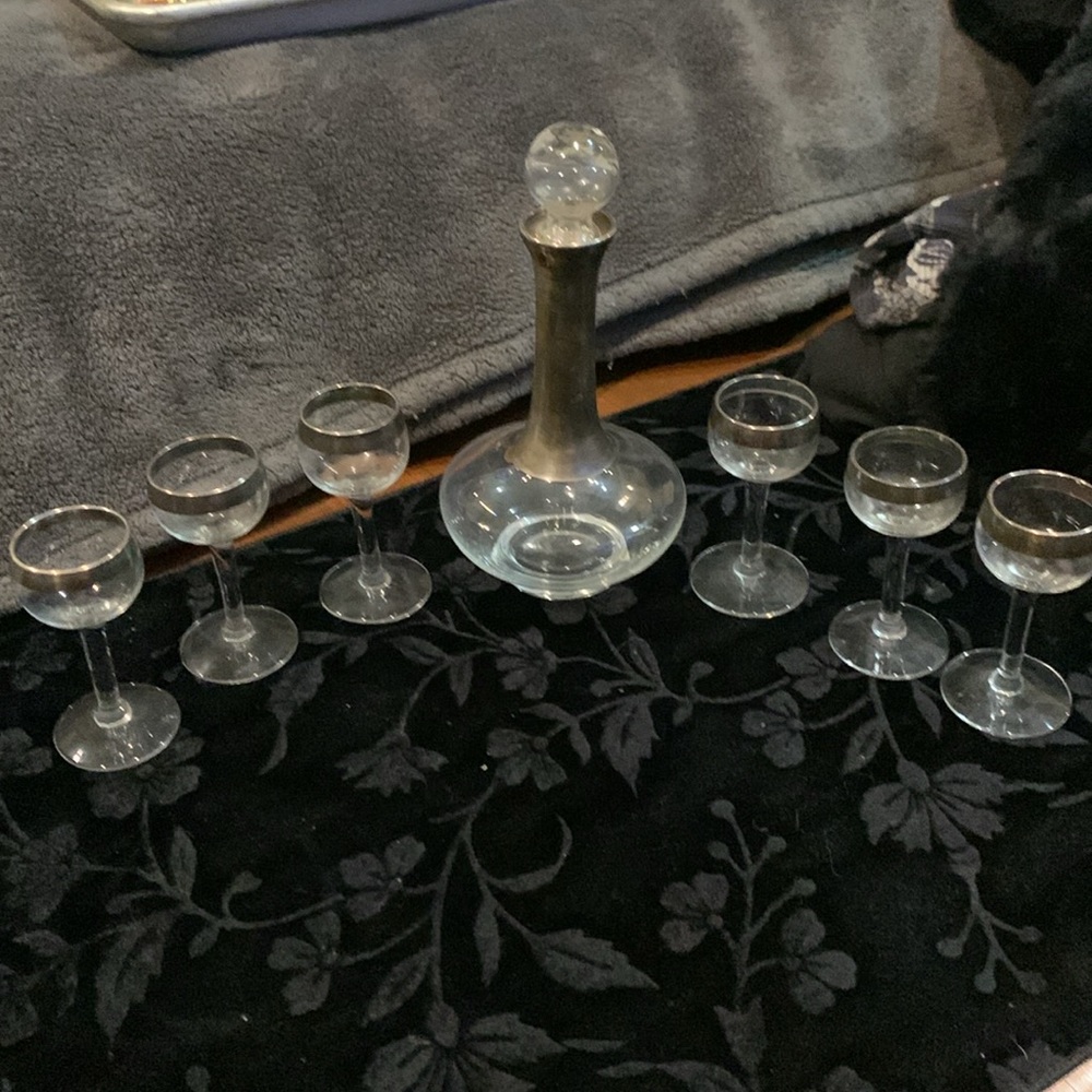 Vintage glass decanter with six matching glasses - Picture 2 of 7